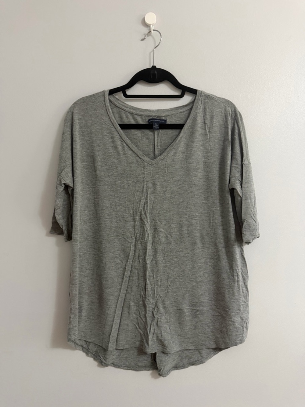 American Eagle Outfitters Gray V-Neck Short Sleeve Tee